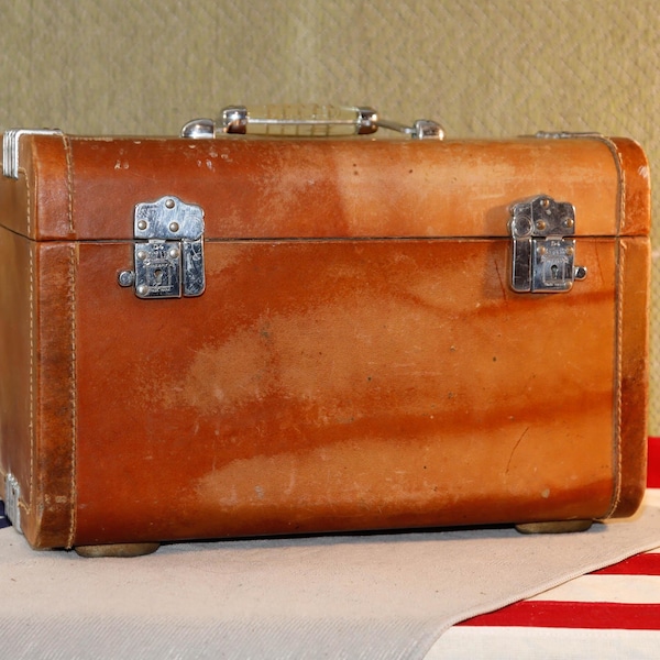 Vintage 1940s Wheary Luggage Leather Train Case