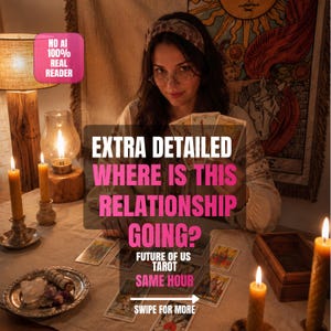 Peut inclure: Une séance de tarot avec une personne tenant des cartes, entourée de bougies en cire d'abeille allumées, d'un cristal et d'une boîte en bois. Le texte inclut NO AI 100% REAL READER, EXTRA DETAILED WHERE IS THIS RELATIONSHIP GOING?, FUTURE OF US TAROT, SAME HOUR, et SWIPE FOR MORE.