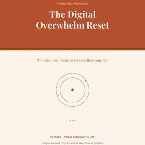 Könnte beinhalten: Ein druckbares Arbeitsbuch mit dem Titel The Digital Overwhelm Reset mit einem rostfarbenen oberen Teil und einem cremefarbenen unteren Teil. Es enthält den Text For when your phone feels louder than your life, eine kreisförmige Grafik und 16 Seiten.