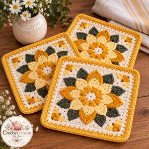 Könnte beinhalten: Zwei quadratische Häkeluntersetzer mit einem zentralen Sonnenblumenmotiv aus gelbem, cremefarbenem und dunkelgrünem Garn. Das florale Muster ist von einem weißen Rand umgeben und mit einer einfarbig gelben Kante versehen. Das Design ist bei beiden gleich.