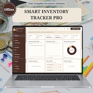 Może przedstawiać: Laptop z interfejsem oprogramowania Smart Inventory Tracker Pro, prezentujący pulpit nawigacyjny z trendami wartości zapasów, stanami magazynowymi i danymi zakupowymi. Na ekranie widoczny jest tekst Your Complete Inventory Solution oraz Offline.