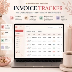 Può includere: Un computer portatile che mostra una dashboard di monitoraggio fatture per freelance e piccole imprese. Lo schermo visualizza un elenco di fatture con colonne per cliente, data e stato. Il testo include: Simplify Invoicing. Get Paid.