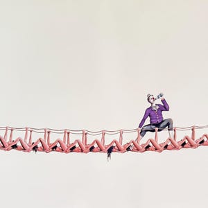 以下が含まれることがあります： 紫色のジャケットとダークカラーのズボンを着用したピエロがボトルから飲み物を飲んでいるシュールなイラスト。ピエロは、ピンク色の肌と黒髪を持つ人間が連なって形成された橋の上でしゃがみ込んでいる様子が描かれている。