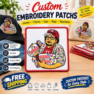 Puede incluir: Un parche bordado cuadrado que muestra a una persona con una gorra roja con el texto WONDER y gafas, sosteniendo dos panes etiquetados como WONDER con puntos de colores. El parche tiene un borde rojo grueso y un fondo blanco.