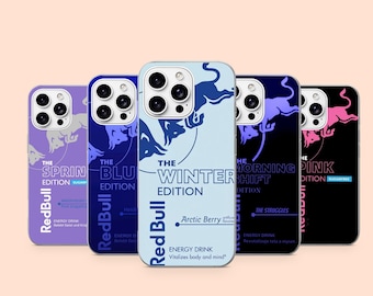 Peut inclure: Cinq coques de smartphone arborant la marque de boisson énergisante Red Bull. Chaque coque présente un coloris unique, notamment violet, bleu foncé, bleu clair, noir et violet foncé, avec des graphismes de taureaux et du texte comme The Winter Edition.