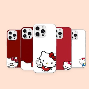 Può includere: Cinque cover per smartphone con disegni di Hello Kitty. Le cover sono rosse e bianche, con varie illustrazioni del personaggio, tra cui una con gli occhiali, una che fa il segno di vittoria e una che spunta dal bordo inferiore.