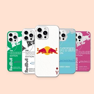 Puede incluir: Cinco fundas para smartphone con la marca de la bebida energética Red Bull. Las fundas son verdes, blancas, blancas con un logo de toro rojo y sol amarillo, azul claro y rosa. Cada funda muestra texto de edición y elementos de marca.