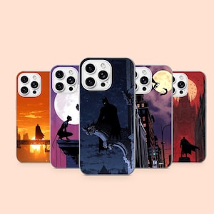 Pode incluir: Cinco capas para smartphone com várias ilustrações gráficas com o tema Batman. Os designs incluem silhuetas do Batman e da Mulher-Gato contra paisagens urbanas, luas cheias e arquitetura gótica em paletas de cores laranja, roxo, azul e vermelho.