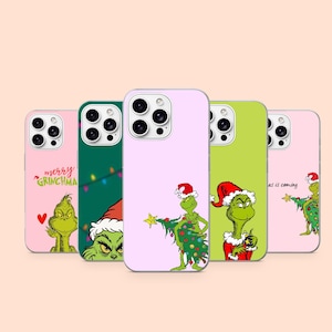 Può includere: Cinque cover per smartphone con il Grinch in vari design a tema natalizio. Le cover mostrano illustrazioni del personaggio verde con cappelli da Babbo Natale, alberi di Natale e decorazioni, insieme al testo merry GRINCHMAS.