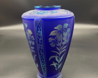 Wazon Fenton Cobalt Blue Favrene Cut Back Vase, edycja limitowana, sygnowany przez Marthę Reynolds 981/1250, szkło artystyczne, kamea, piaskowy, rzeźbiony, kwiatowy, 1996