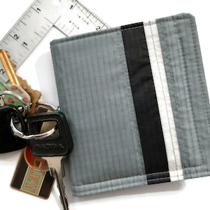 Cartera para hombre, cartera delgada para hombre, cartera plegable para hombre con diseño de parapente reciclado, cartera de bolsillo gris para hombre, cartera plana de nailon reciclado a rayas
