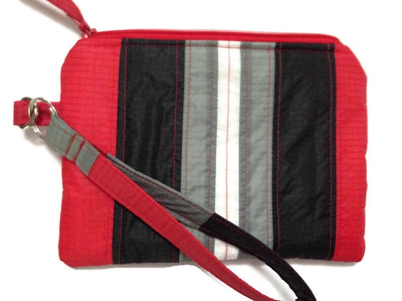 Zipper Wristlet Purse Upcycled Vegan Bag Recycled Paraglider Zipper Pouch Padded Zippered Eco Clutch Purse Embroidered Red Zipper Pouch