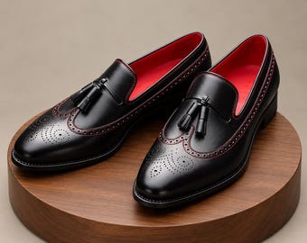 Mocassins à pampilles noirs pour hommes, chaussures habillées de style brogue avec doublure rouge, chaussures élégantes pour mariages formels.