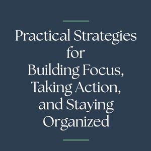 Puede incluir: Un gráfico cuadrado de color azul oscuro con una pequeña línea horizontal verde en la parte superior e inferior. El texto blanco centrado dice: Practical Strategies for Building Focus, Taking Action, and Staying Organized en una tipografía serif.