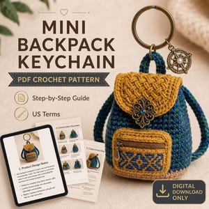 Può includere: Uno schema all'uncinetto per un portachiavi a forma di mini zaino in filato blu e giallo senape, con un ciondolo a bussola in metallo, una chiusura decorativa in filigrana e una tasca frontale con cerniera. Include una guida PDF digitale.