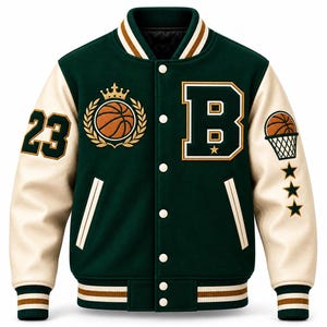 Może przedstawiać: Ciemnozielona kurtka typu varsity z kremowymi rękawami, ozdobiona emblematem koszykówki z koroną, numerem 23, dużą literą B oraz grafiką kosza do koszykówki. Kurtka posiada zapięcie na zatrzaski, prążkowane mankiety oraz wykończenie kołnierza.