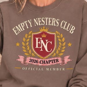 Empty Nesters Club-tröja 2026 | Empty Nest-mammapresent | Crewneck i bekväma färger | Vintage collegetröja | New Chapter-present