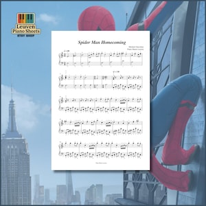 Könnte beinhalten: Eine gedruckte Notenseite mit dem Titel Spider Man Homecoming von Michael Giacchino, die schwarze Notenschrift auf weißem Hintergrund mit Notensystemen, Schlüsseln und Tempobezeichnungen für das Klavierspiel zeigt.