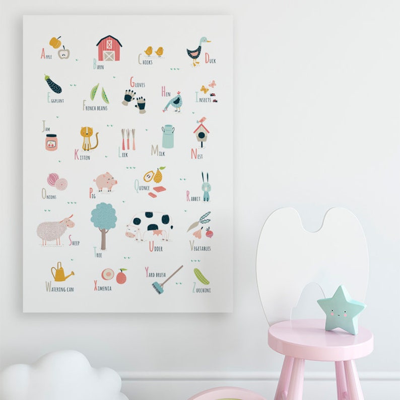 Puede incluir: Un gr&aacute;fico de alfabeto colorido con ilustraciones de animales de granja, frutas, verduras y otros objetos. Cada letra del alfabeto est&aacute; emparejada con una palabra y una imagen. Por ejemplo, A es para Manzana, B es para Granero, C es para Pollitos, D es para Pato, y as&iacute; sucesivamente.