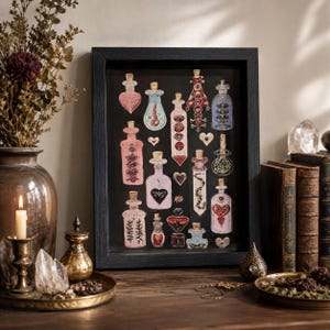 Peut inclure: Une impression rectangulaire encadrée présentant une collection de flacons de potion en verre illustrés de formes et de tailles variées, décorés de cœurs, de vignes et de symboles dans des tons rose, rouge, bleu et vert sur fond noir.