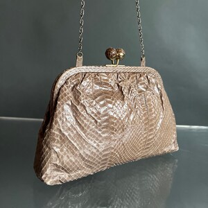Clutch vintage de piel de serpiente auténtica de los años 70 con cadena de metal