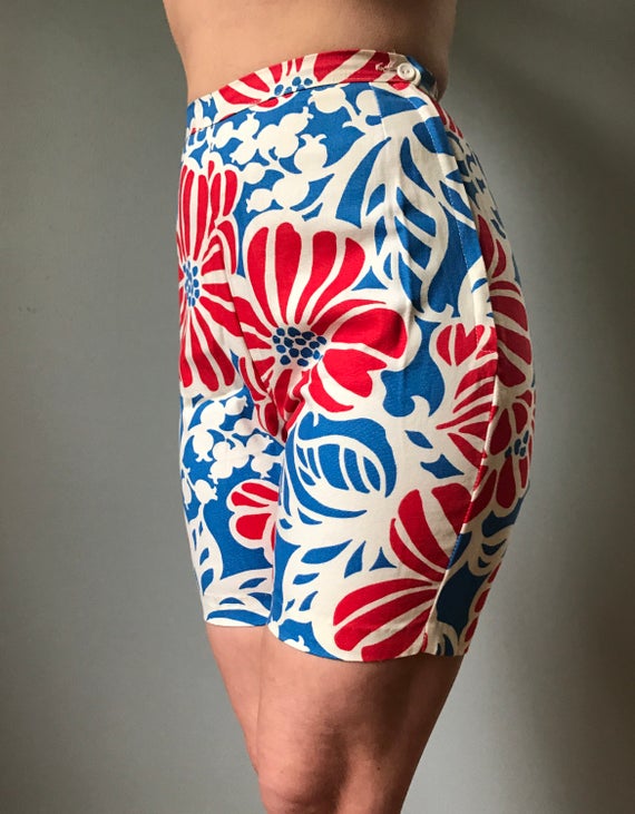 Vintage 60s Flower Jamaica Shorts - image 1