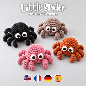 Puede incluir: Cuatro arañas de ganchillo en negro, marrón, rosa y naranja. Cada araña tiene grandes ojos blancos con pupilas negras, ocho patas y un cuerpo redondo. El texto "Little Spider No-Sew Crochet" aparece en la parte superior.