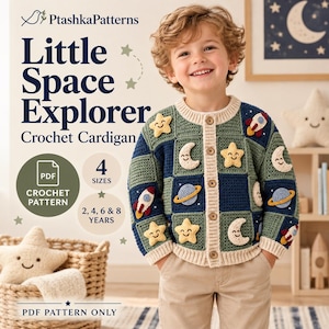 Può includere: Un cardigan all'uncinetto con un motivo a scacchi composto da quadrati blu scuro e verde salvia, decorato con applicazioni di stelle, lune, pianeti e razzi sorridenti. Il capo presenta un colletto, polsini e un'abbottonatura a coste color crema.