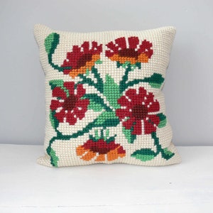 Vintage kussenhoes met kruissteek: handgemaakt kussen met bloemen, boho-decor