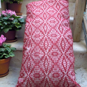 Funda de cojín de lana tejida a mano- Decoración de la cabaña - Estilo mediterráneo - Decoración de la casa de campo - Diseños geométricos - Colores rojos / blanquecinos - 1511