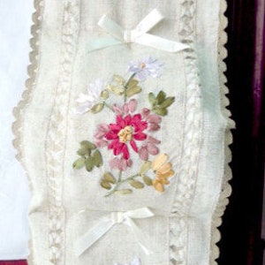 Hand-embroidered paper holder with ribbon- Bathroom decoration - Traditional romantic decor - Cottage chic decor - Farm house decor - Gift