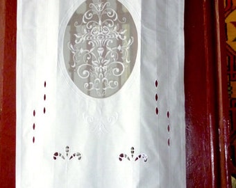 Rideau blanc découpé avec tuile brodée - Cottage chic - Décoration d'intérieur - Décoration de ferme - Design traditionnel - Produit grec