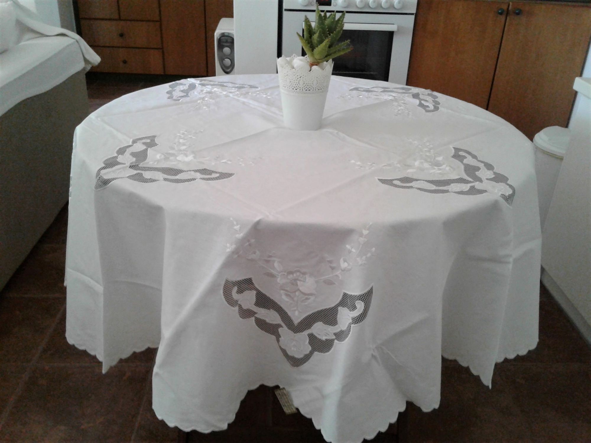 Schöne weiße runde Tischdecke mit Satinstich Stickerei und | Etsy