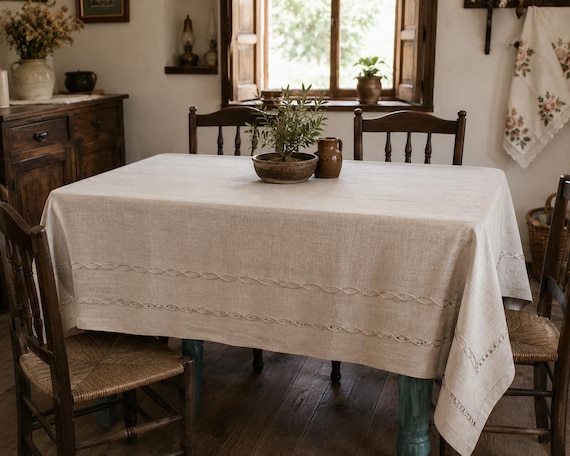 Beige Leinentischdecke: Handgefertigte azurblaue Stickerei, quadratische Tischdekoration