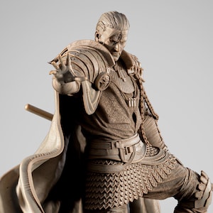 Peut inclure: Une figurine en résine marron monochrome représentant un guerrier debout sur une base rocheuse, portant une armure superposée, une cape flottante et tenant un bâton. La figure est dans une pose dynamique. Texte inclus : TESTED PRESUPPORTED 1/6 SCALE RESIN & FDM et SW3D.