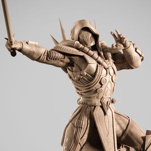 Könnte beinhalten: Eine hellbraune, unbemalte 1/6-Skala-Harzfigur eines gepanzerten, kapuzentragenden Kriegers, der eine lichtschwertartige Waffe hält. Die Figur steht auf einem detaillierten Sockel mit kaiserlichem Emblem. Text auf dem Bild: TESTED PRESUPPORTED, 1/6 SCALE, RESIN & FDM und SW3D.
