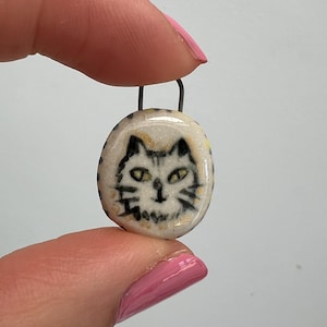 Colgante de cerámica pintado a mano para amantes de los gatitos.