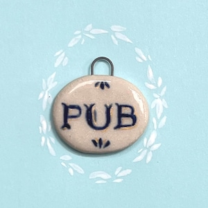 Hand bemalt Keramik Blau Gold PUB Anhänger Charm