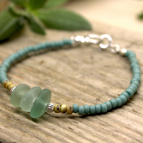 Bracelet bleu clair en verre de mer - Bracelet minimaliste - Bracelet en verre de mer - Bracelet de perles