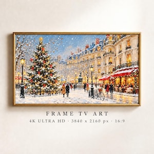 Peut inclure: Une impression d'art numérique rectangulaire pour écran de télévision représentant une rue parisienne enneigée à Noël. Un grand sapin illuminé se dresse au centre, entouré de bâtiments classiques, de réverbères et de passants.
