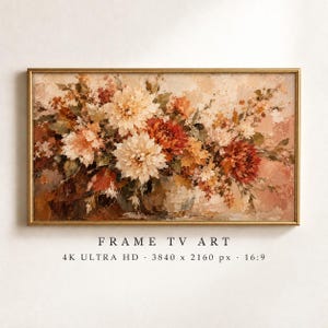 Peut inclure: Une œuvre d'art murale rectangulaire dans un cadre doré représentant une peinture à l'huile d'un bouquet de fleurs dans un vase. Le bouquet présente des dahlias blancs, crème et rouge foncé avec un feuillage vert sur un fond texturé.