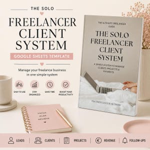 Può includere: Un prodotto digitale che mostra il modello Google Sheets The Solo Freelancer Client System. L'immagine include una copertina di un libro intitolata The Solo Freelancer Client System, un quaderno a spirale rosa con il testo Focus Plan Achieve e icone.