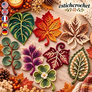 Op de afbeelding: Een verzameling van zeven gehaakte blad- en plantmotieven in verschillende vormen en kleuren, waaronder een groen monstera-blad, een rood en oranje esdoornblad, een bruin en crème blad, een groene ronde tak, een paars blad, een rood blad en een klaver.