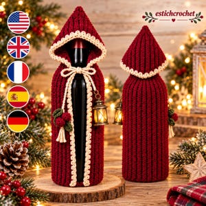Puede incluir: Dos fundas de ganchillo para botellas en color rojo oscuro con capuchas puntiagudas y ribete color crema. Cada funda incluye un cordón decorativo color crema y un pequeño dije de linterna colgante. Una funda está abierta y otra cerrada.