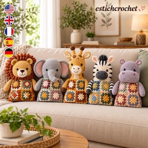 Op de afbeelding: Vijf handgemaakte gehaakte knuffeldieren zitten op een rij op een bank. De collectie bestaat uit een leeuw, een olifant, een giraf, een zebra en een nijlpaard. Elk dier heeft een kleurrijk granny square patroon op het lichaam en een pluche hoofd.