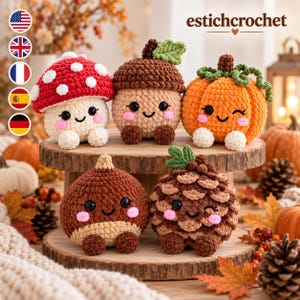 Peut inclure: Cinq jouets en peluche crochetés comprenant un champignon rouge à pois blancs, un gland marron, une citrouille orange, une châtaigne marron et une pomme de pin marron. Chaque jouet a un visage souriant avec des yeux noirs et des joues roses.