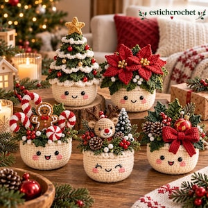 Könnte beinhalten: Fünf gehäkelte Weihnachtsdekorationen in cremefarbenen Töpfen mit lächelnden Gesichtern. Das Set enthält einen Weihnachtsbaum mit Stern, einen Weihnachtsstern, einen Lebkuchenmann mit Zuckerstangen, ein Rentier mit Tannenzapfen und eine rote Schleife.