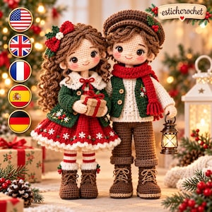 Puede incluir: Dos muñecos de ganchillo con ropa de invierno. El muñeco de la izquierda tiene el pelo largo, castaño y rizado, una chaqueta verde y una falda roja con copos de nieve blancos, sosteniendo un regalo. El de la derecha lleva gorra marrón, chaleco verde y bufanda roja, sosteniendo un farol.
