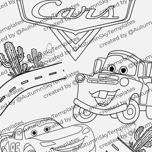 Può includere: Una pagina da colorare in bianco e nero con il logo Cars in alto, con i personaggi Saetta McQueen e Cricchetto in basso. La scena include una strada, cactus e un cono stradale, il tutto sovrapposto al testo ripetuto created by @AutumnSkyTemplates.
