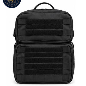 Puede incluir: Una mochila táctica negra con asa superior, dos compartimentos principales con cremallera y varias filas de correas horizontales en la parte frontal para fijaciones modulares. Un logotipo circular en la esquina superior izquierda dice SIALKOT VAULT.